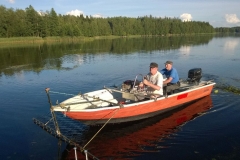 17_Antti Mäkinen käyttelee haravalaitetta, ruorissa Reijo Hoppula.